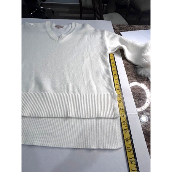 Philosophy by Republic Woman’s Size XL V-Neck White Sweater with Faux Fur Cuffs. - Picture 10 of 12